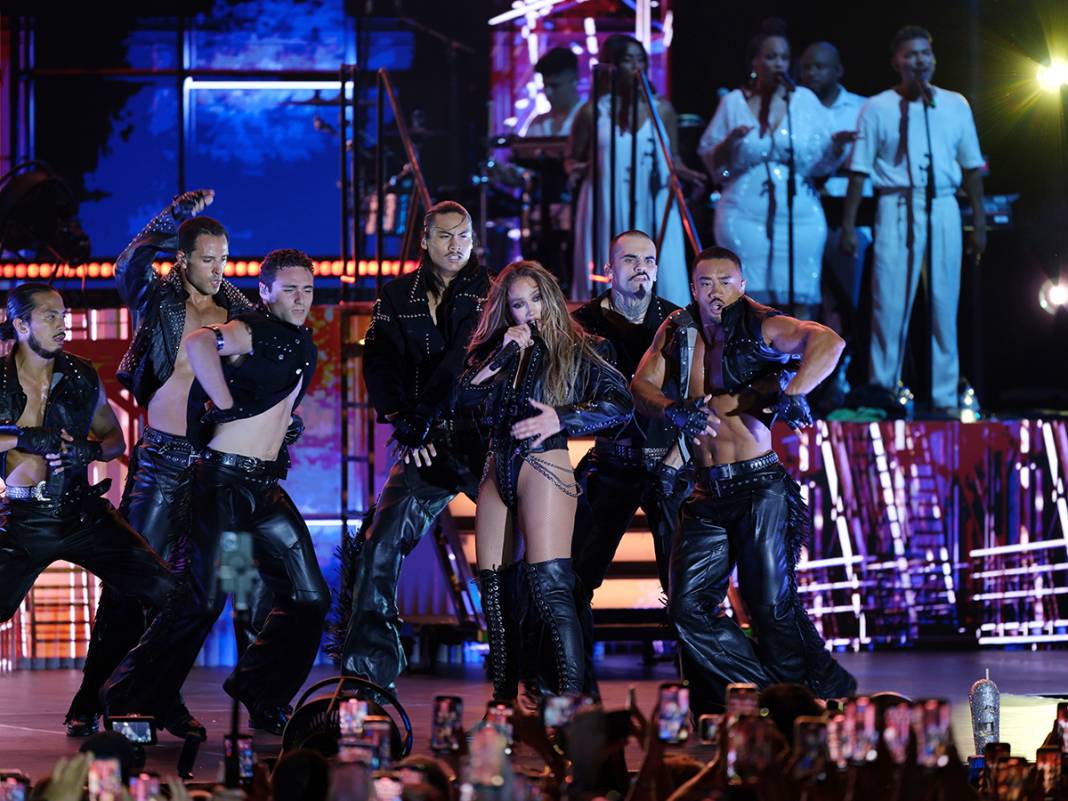 Jennifer Lopez Antalya’yı salladı: Göz kamaştıran performans! Doğum gününü sahnede kutladı 17